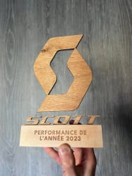 Trophée en bois et plexiglass club de sport sur mesure fabriqué en Savoie. Récompense bois sur durable personnalisée.