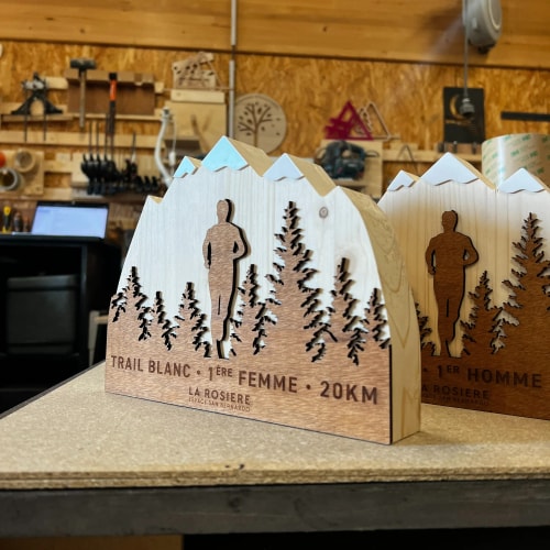 Trophée en bois personnalisable fabriqué en Savoie. Trophée durable pour course en bois. Récompense course sur mesure.