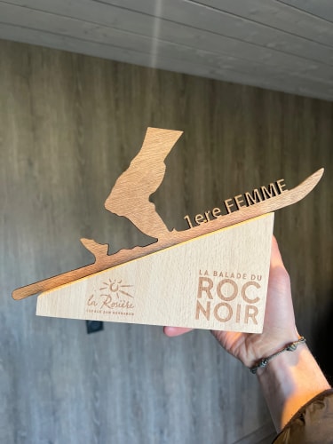 Trophée en bois ski alpinisme durable personnalisable. Récompense podium en bois sur mesure. Trophées bois fabriqués en Savoie.