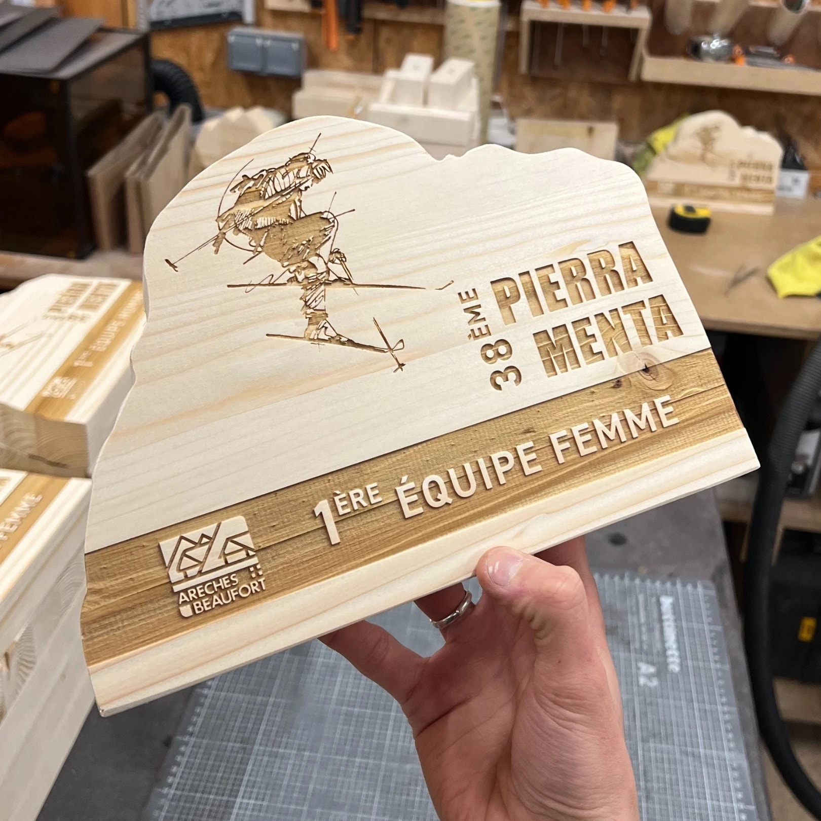 Trophée durable en bois massif sur mesure fabriqué en France. Récompense podium personnalisable, responsable et made in France. 