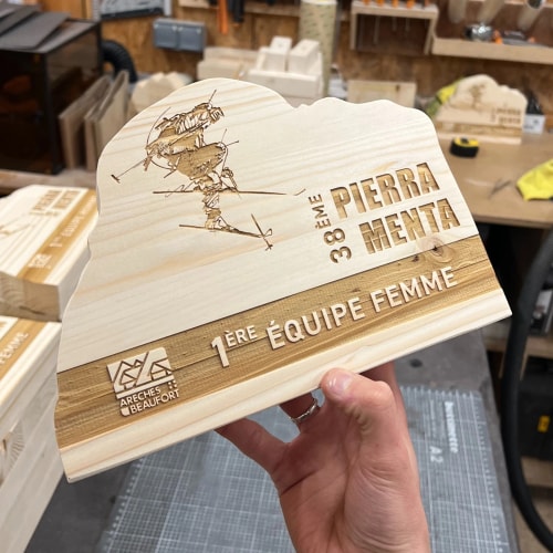 Trophée durable en bois massif sur mesure fabriqué en France. Récompense podium personnalisable, responsable et made in France.