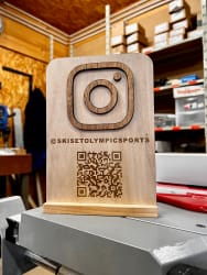 PLV sur mesure en bois. PLV personnalisable. Publicité sur lieu de vente en bois.