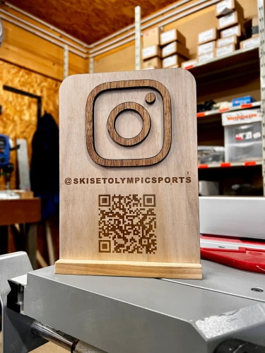 PLV sur mesure en bois. PLV personnalisable. Publicité sur lieu de vente en bois.