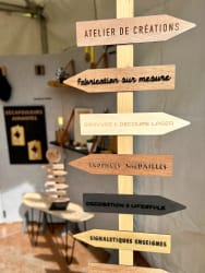 Signalétique en bois sur mesure. Totem signalétique personnalisable en bois.