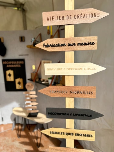 Signalétique en bois sur mesure. Totem signalétique personnalisable en bois.