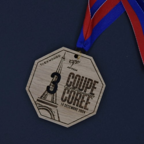 Médaille haut de gamme en bois personnalisable fabriquée en Savoie. Récompense finisher en bois sur mesure pour événement sportif.