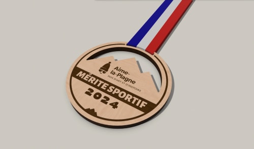 Médaille en bois fabriquée en Savoie. Récompense sportive durable sur mesure. Événement durable Savoie. Médaille sport