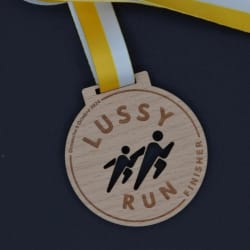 Médaille en bois fabriquée en Savoie. Récompense sportive durable sur mesure. Événement durable Savoie. Médaille sport