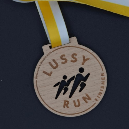 Médaille en bois fabriquée en Savoie. Récompense sportive durable sur mesure. Événement durable Savoie. Médaille sport