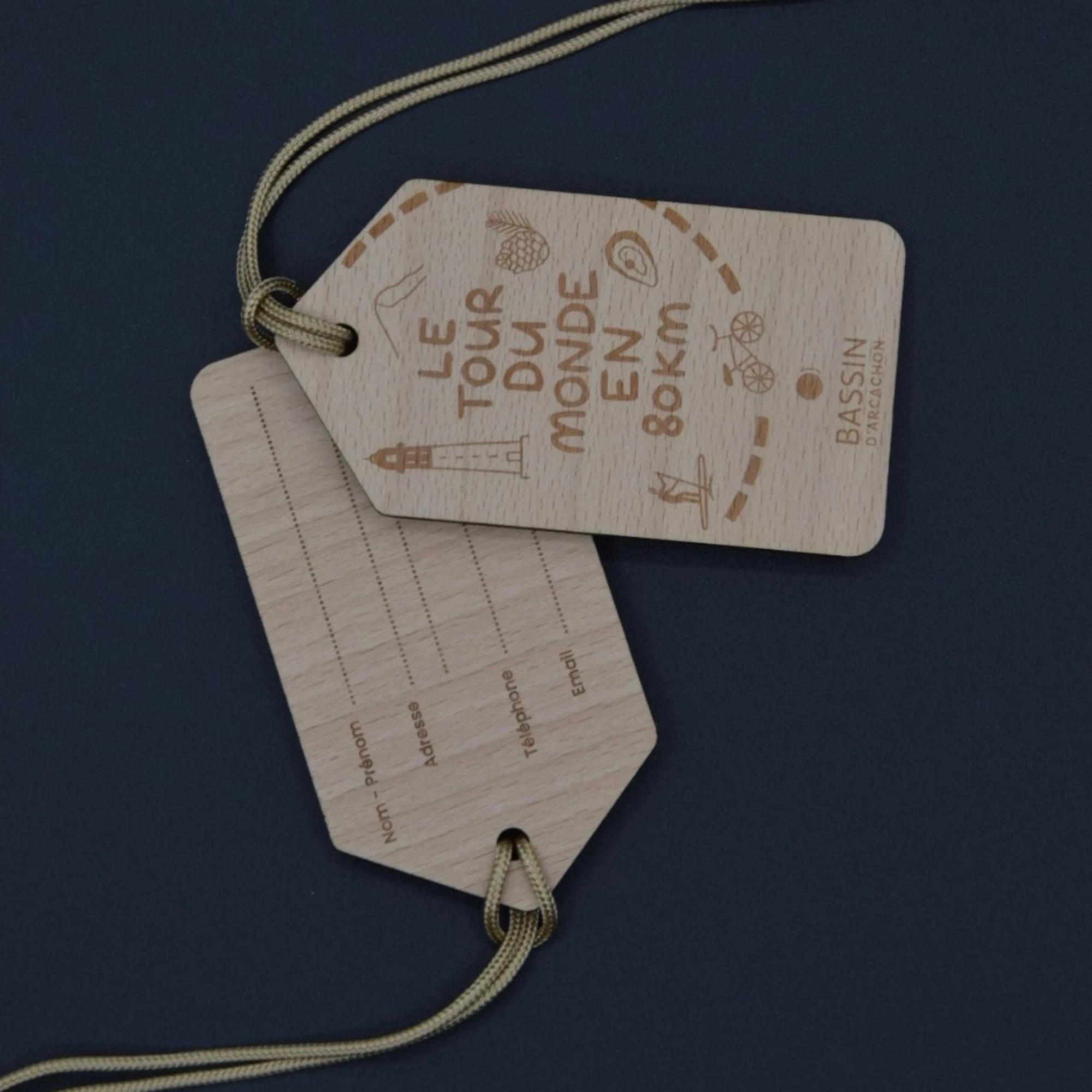 étiquette bagage en bois sur mesure bassin d'arcachon le tour du monde en 80km fabriqué en France