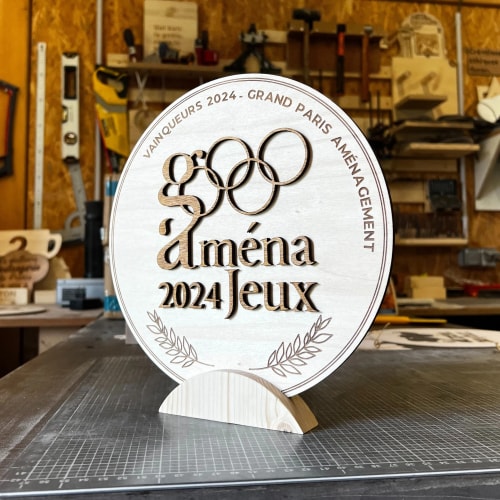 Récompense en bois durable français personnalisable. Trophée naturel sur mesure. Gravure sur trophée en bois.