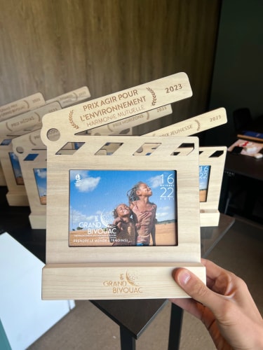 Trophée en bois atypique fabriqué en France. Récompense durable tape à l’oeil made in Savoie. Trophée bois durable personnalisé.