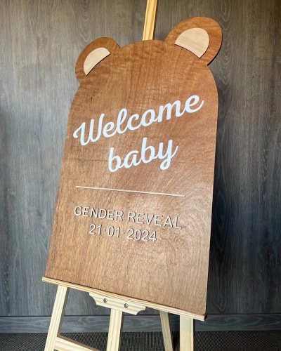 Gender reveal sur mesure en bois. Baby shower personnalisé en bois fabriqué en Savoie.