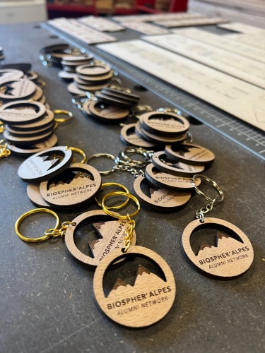 Porte clés en bois personnalisé fabriqué en Savoie. Goodies responsable sur mesure fabriqué en Savoie.