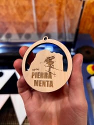 Médaille en bois ski alpinisme personnalisable fabriquée en Savoie. Récompense en bois sur mesure pour événement sportif.