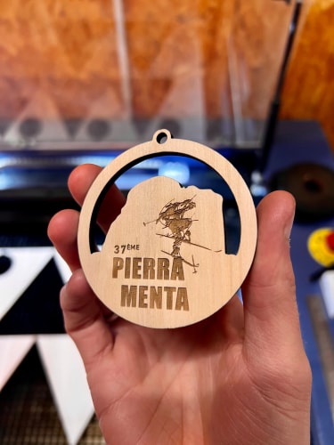 Médaille en bois ski alpinisme personnalisable fabriquée en Savoie. Récompense en bois sur mesure pour événement sportif.