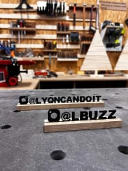 Signalétique sur mesure en bois. Nom utilisateur Instagram personnalisé en bois. PLV durable.