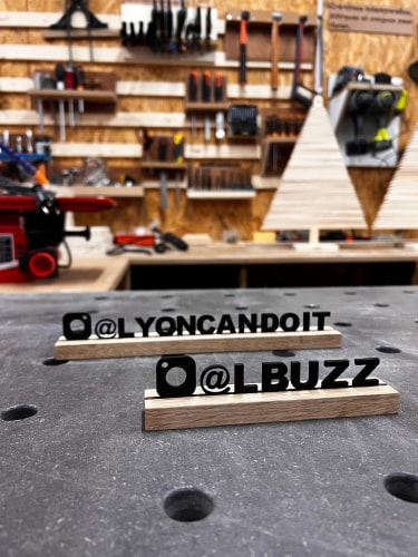 Signalétique sur mesure en bois. Nom utilisateur Instagram personnalisé en bois. PLV durable.