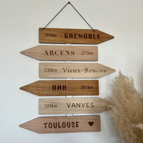 Signalétique sur mesure en bois durable. Flèche directionnelle en bois fabriqué en France. Signalétiques made in France bois.