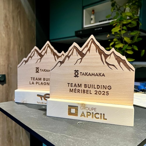 Trophée en bois takamaka durable personnalisable. Récompense podium en bois sur mesure. Trophée bois fabriqué en Savoie.