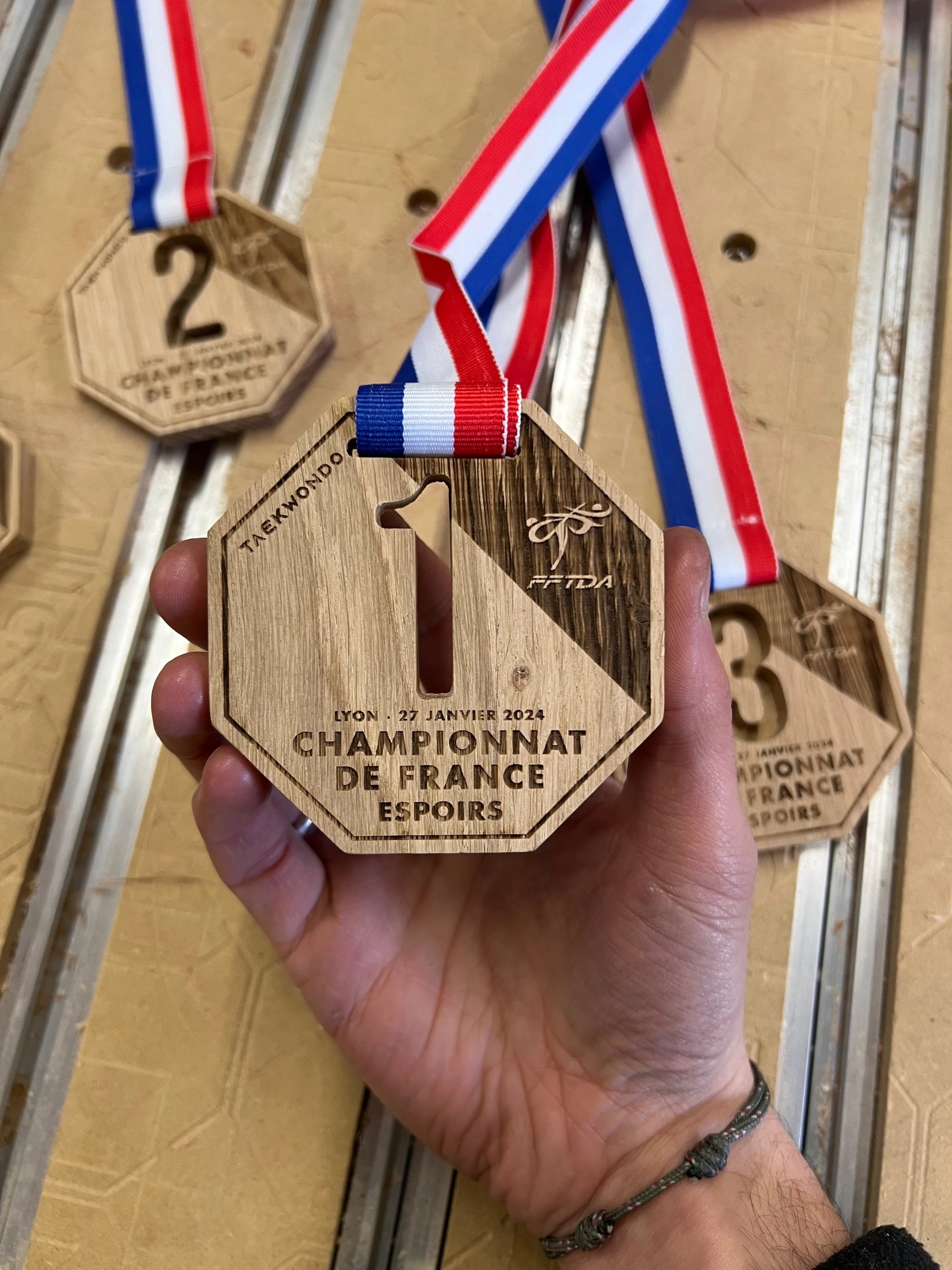 Médailles en bois durables et personnalisées. Récompenses en bois sur mesure.