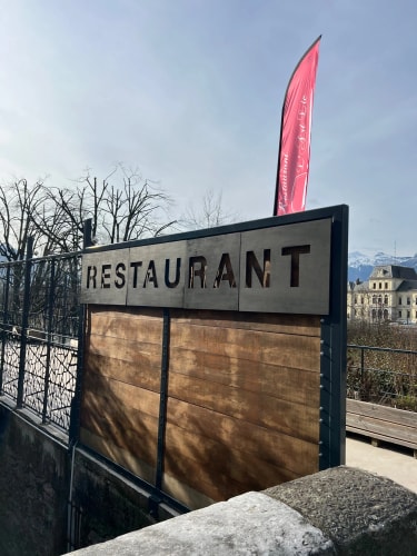 Enseigne extérieure en bois sur mesure fabriquée en Savoie. Écriteau extérieur en bois sur mesure fabriqué en France.