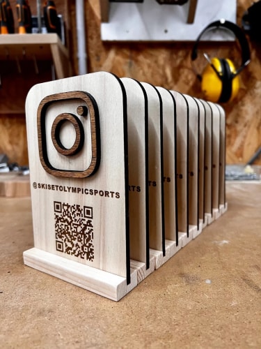 Signalétique Instagram sur mesure en bois. PLV en bois personnalisable fabriquée en France.
