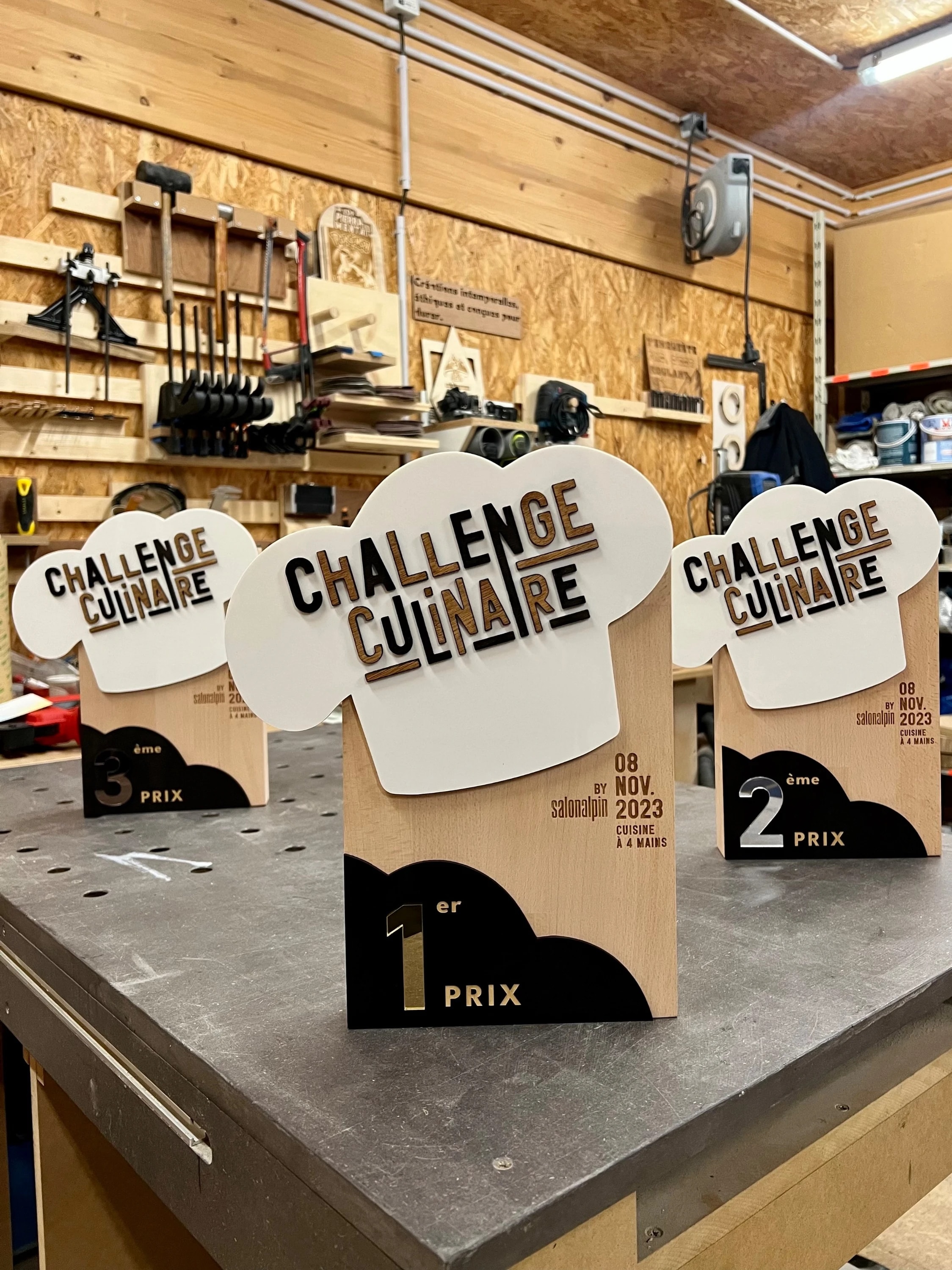 Trophée en bois sur mesure fabriqués en Savoie. Récompense en bois durable made in France.