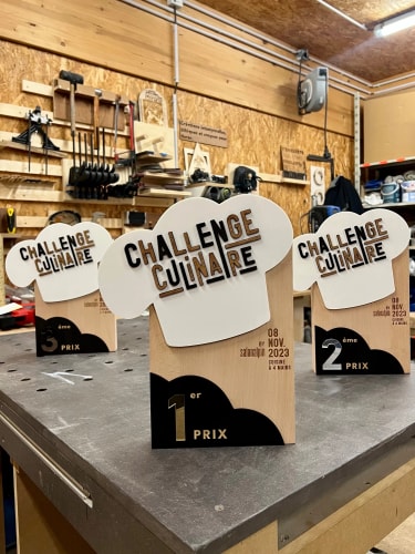 Trophée en bois sur mesure fabriqués en Savoie. Récompense en bois durable made in France.