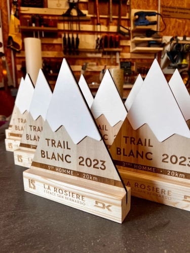 Trophée en bois trail running durable personnalisable. Récompense podium en bois sur mesure. Trophée bois fabriqué en Savoie.