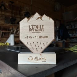 Trophée en bois ski de fond sur mesure fabriqué en Savoie. Récompense course en bois personnalisable made in France.