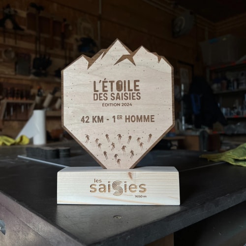 Trophée en bois ski de fond sur mesure fabriqué en Savoie. Récompense course en bois personnalisable made in France.