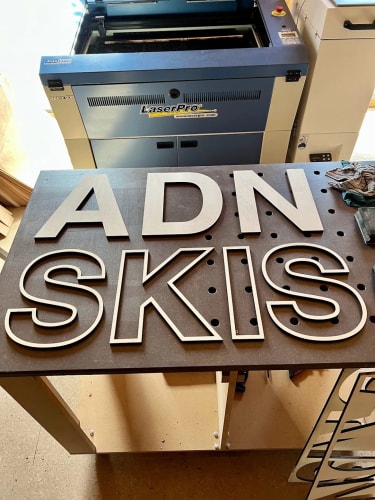Lettrage sur mesure en bois fabriqué en Savoie. Grandes lettres en bois personnalisables