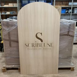 Panneau gravé en bois sur mesure fabriqué en France. Panneau mariage bois personnalisable. Panneau bois évènement sur mesure
