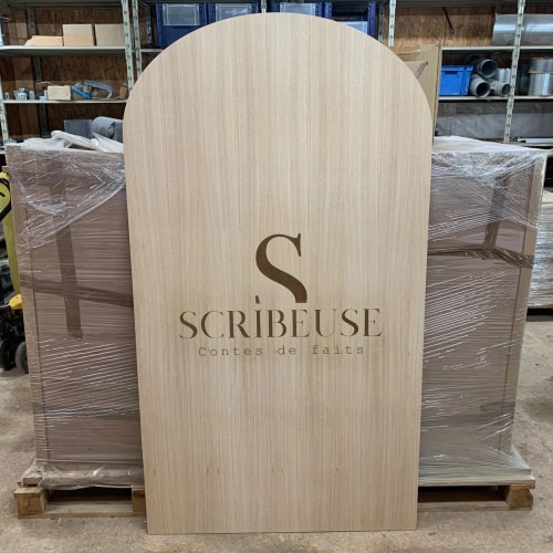 Panneau gravé en bois sur mesure fabriqué en France. Panneau mariage bois personnalisable. Panneau bois évènement sur mesure