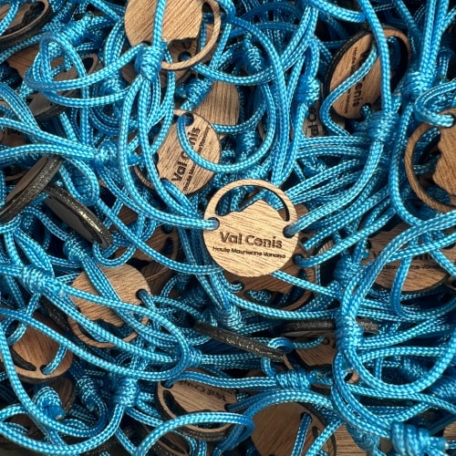 Bracelet en bois sur mesure fabriqué en Savoie. Bijoux en bois personnalisable made in France