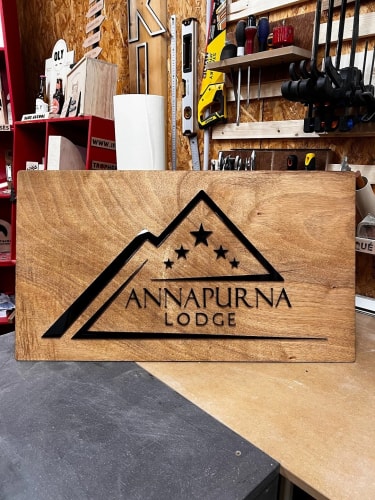 Enseigne intérieure en bois sur mesure fabriquée en Savoie. Écriteau en bois sur mesure fabriqué en France