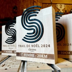 Trophée en bois personnalisable fabriqué en Savoie. Trophée durable pour course en bois. Récompense course sur mesure.