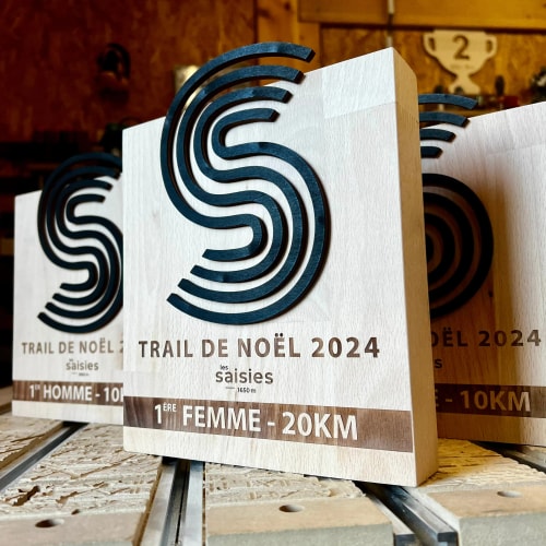 Trophée en bois personnalisable fabriqué en Savoie. Trophée durable pour course en bois. Récompense course sur mesure.
