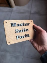 Signalétique luxe en bois durable sur mesure. Panneau bois d’intérieur personnalisé fabriqué en Savoie.