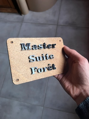 Signalétique luxe en bois durable sur mesure. Panneau bois d’intérieur personnalisé fabriqué en Savoie.