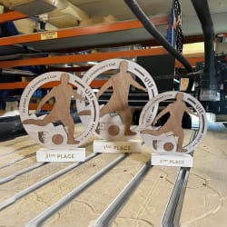 Trophée en bois sur mesure fabriqué en France. Récompense course en bois personnalisable.
