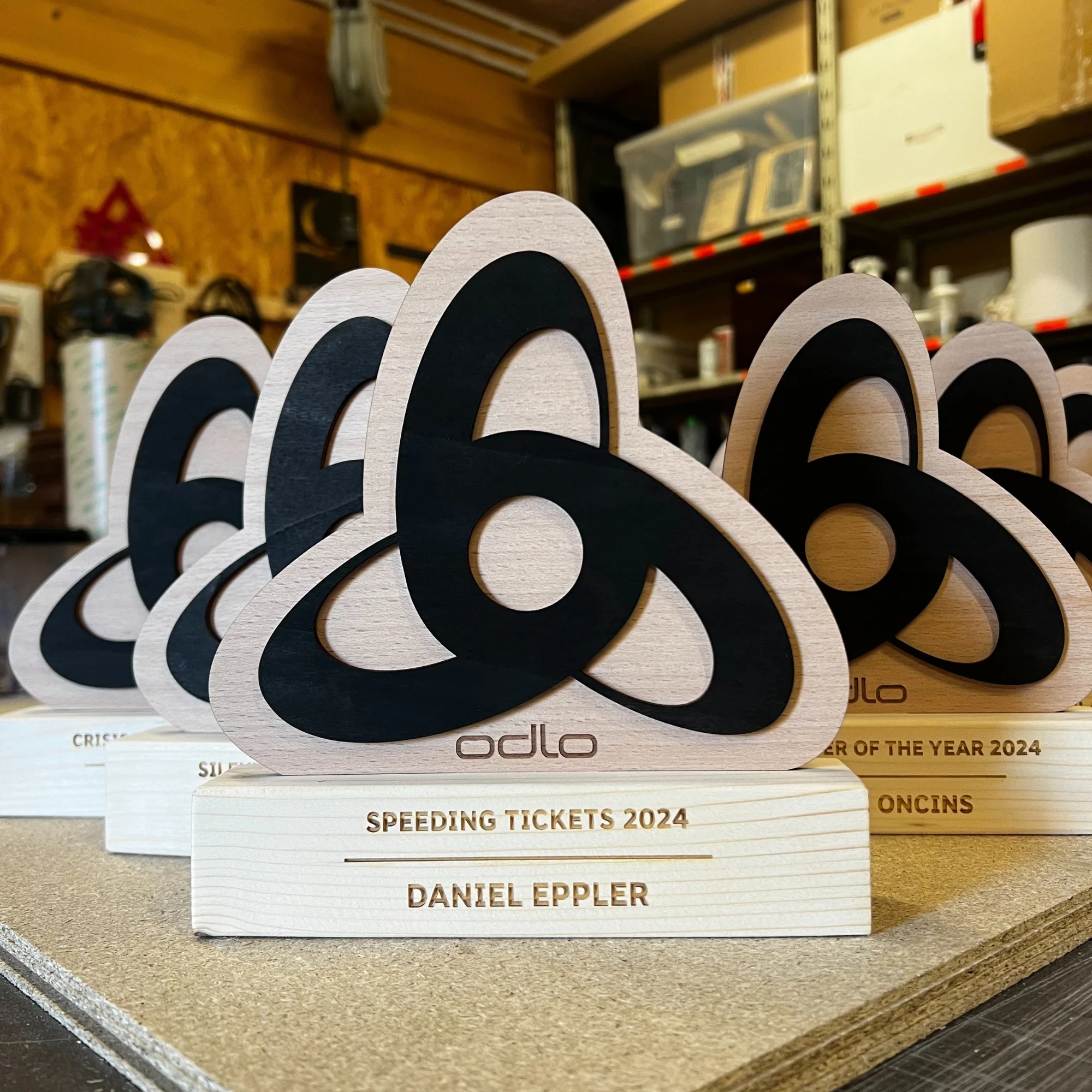 Trophée en bois sur mesure fabriqué en France. Récompense bois sur durable personnalisée. Odlo remise de prix interne séminaire