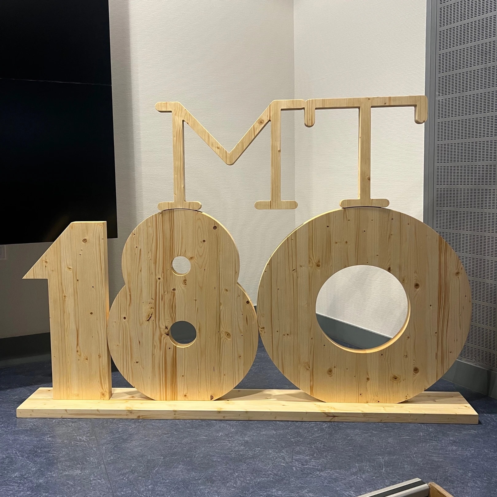 Totem en bois sur mesure. Totem signalétique personnalisable et made in France.