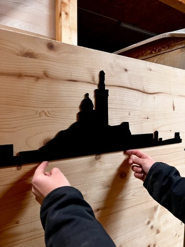 Décoration intérieure sur mesure en bois. Skyline personnalisable bois. Signalétique luxe.