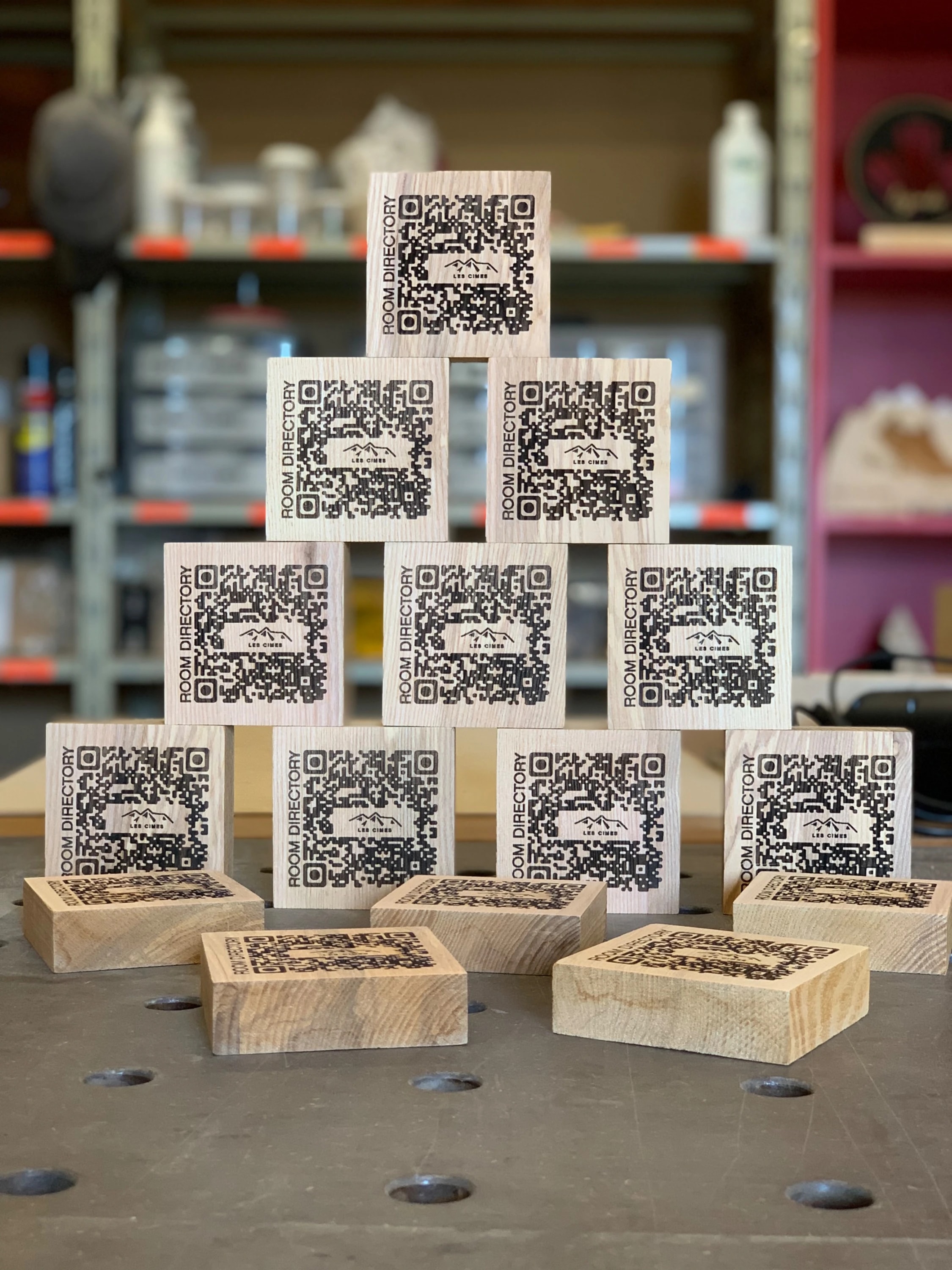 PLV durable en bois sur mesure. Signalétique hôtel personnalisable. QR Code sur bois