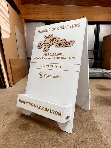 Stop trottoir sur mesure en bois fabriqué en France. Chevalet trottoir personnalisable en bois fabriqué en Savoie