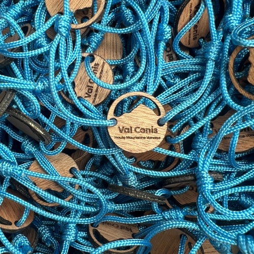 Bracelet en bois personnalisé. Bracelet sur mesure. Goodies durable. Cadeau entreprise durable.