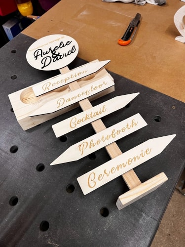 Totem de table en bois sur mesure fabriqué en Savoie. Signalétique de table en bois durable pour événement. Décoration de table pour mariage