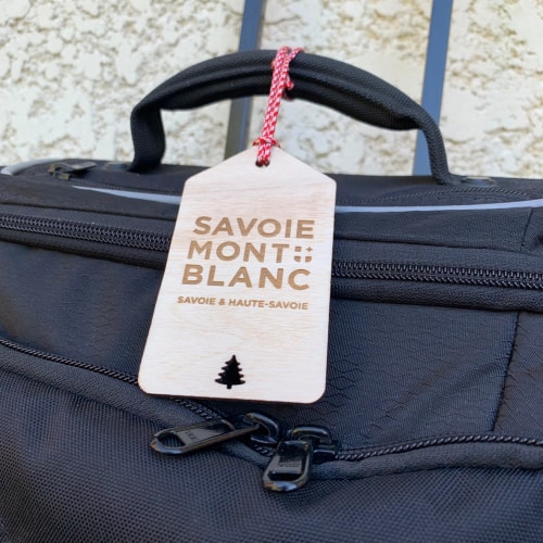 Étiquette bagage en bois sur mesure fabriqué en Savoie. Étiquette transport en bois personnalisable